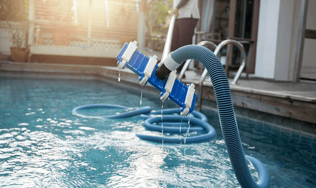 Aspirarea manuală a unei piscine cu furtun și cap de aspirare